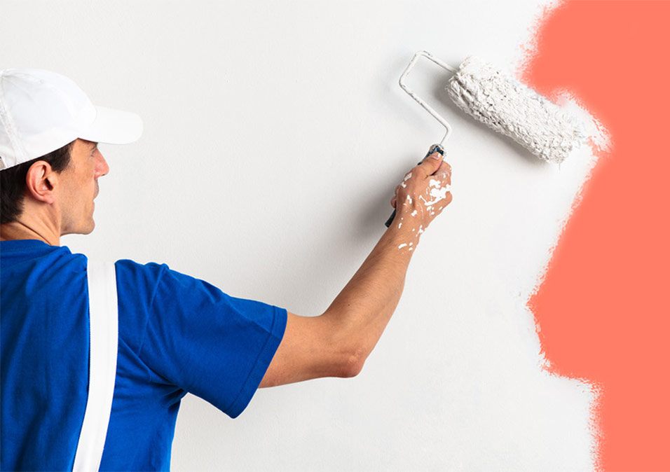 Application de peinture murale par artisan peintre